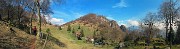 43 Eccoci nella bella radura prativa con vista sulla cima del Monte Zucco
